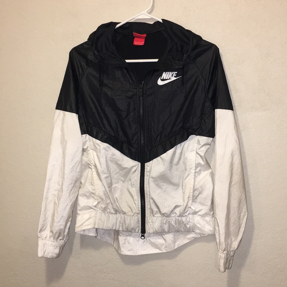 NIKE Women’s Windrunner Jacket